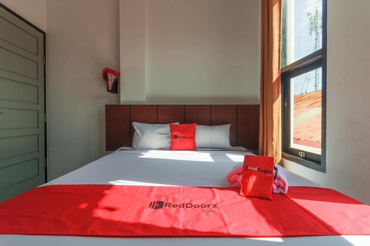 Hotel RedDoorz near Jalan Sudirman Padang Zewnętrze zdjęcie