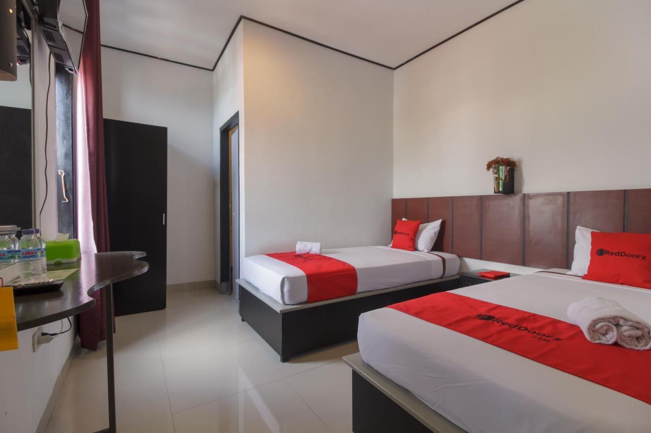 Hotel RedDoorz near Jalan Sudirman Padang Zewnętrze zdjęcie